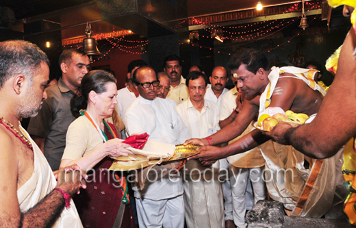 Sonia gandhi at Kudroli Temple